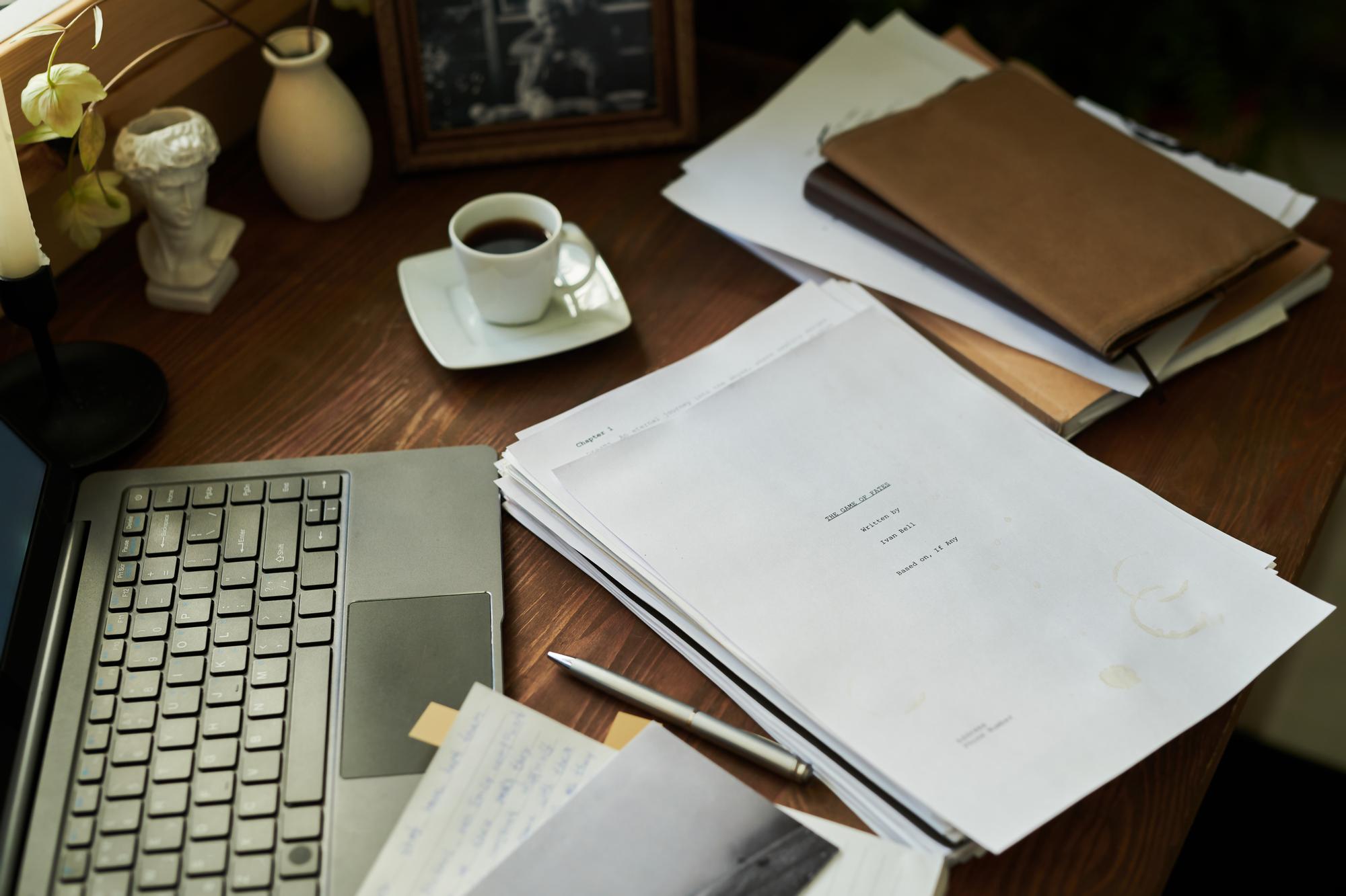 Biuro z minimalistycznym designem i dokumentami