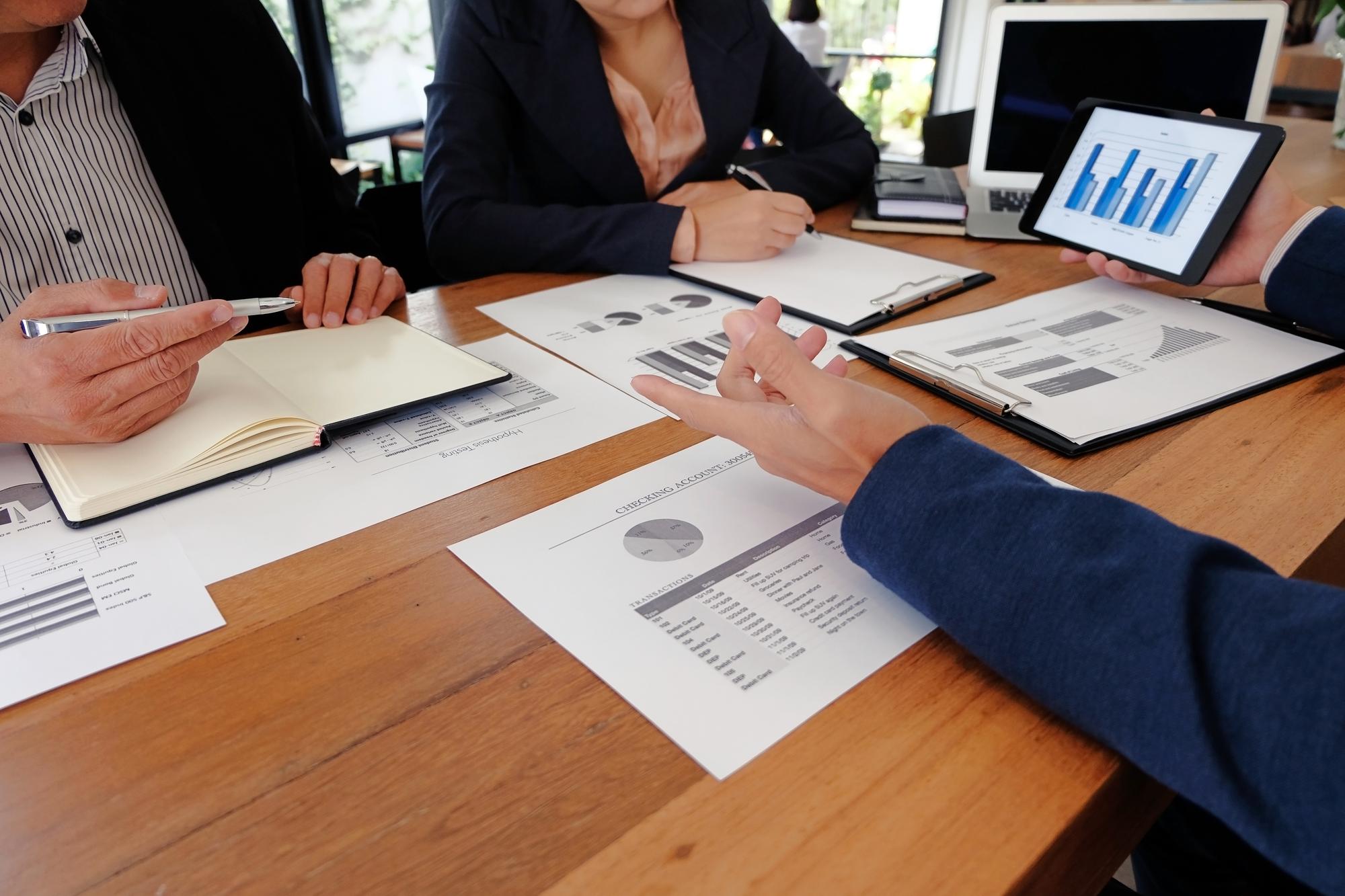 Konsultacja przy stole konferencyjnym